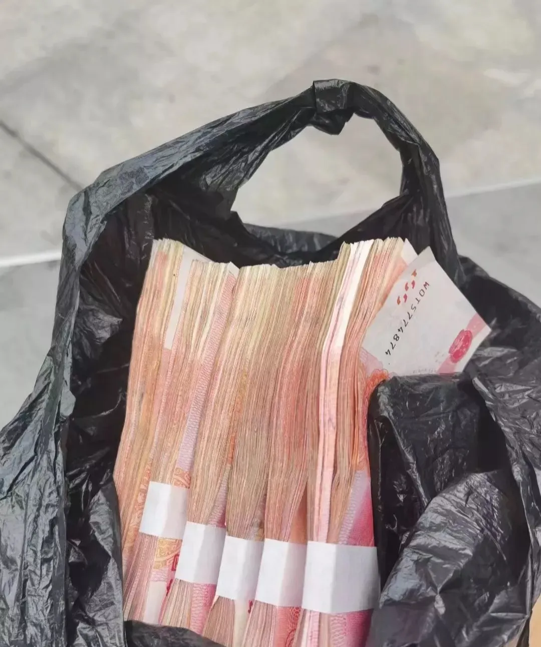 一个女人在家里打扫卫生时,发现电视柜后面,居然放了一袋子钱,仔细一