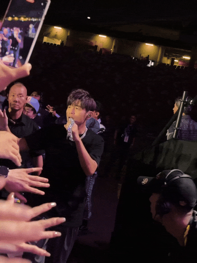 璀璨星光耀狮城!联诚发led屏,荧光棒点燃周杰伦新加坡演唱会!