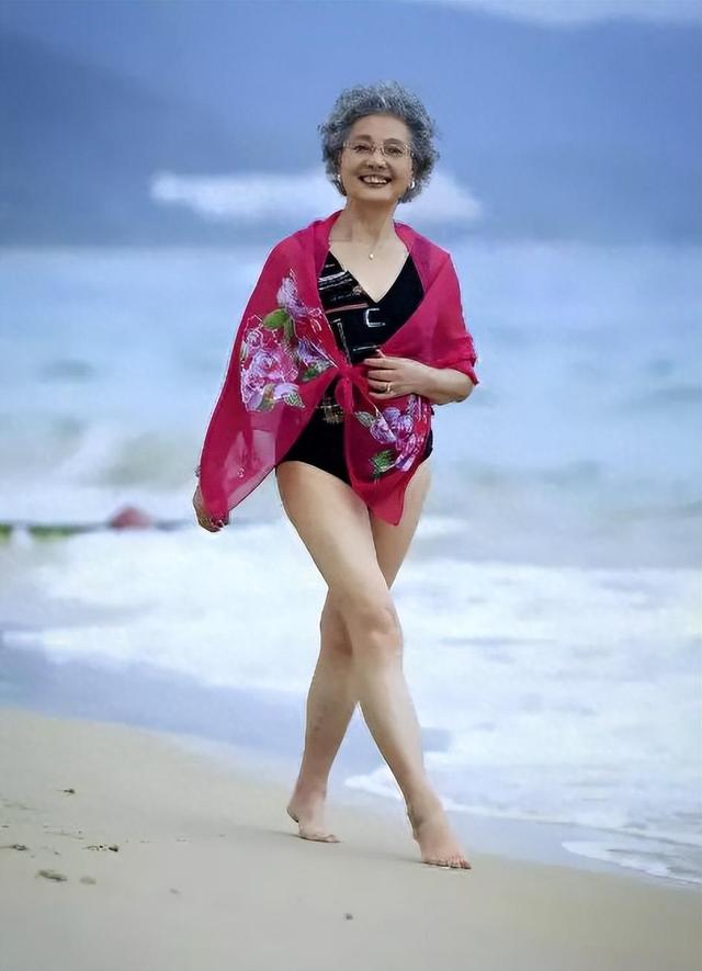 被92岁"冻龄奶奶"惊艳,肌龄仅有50岁:常年坚持6个"好习惯"