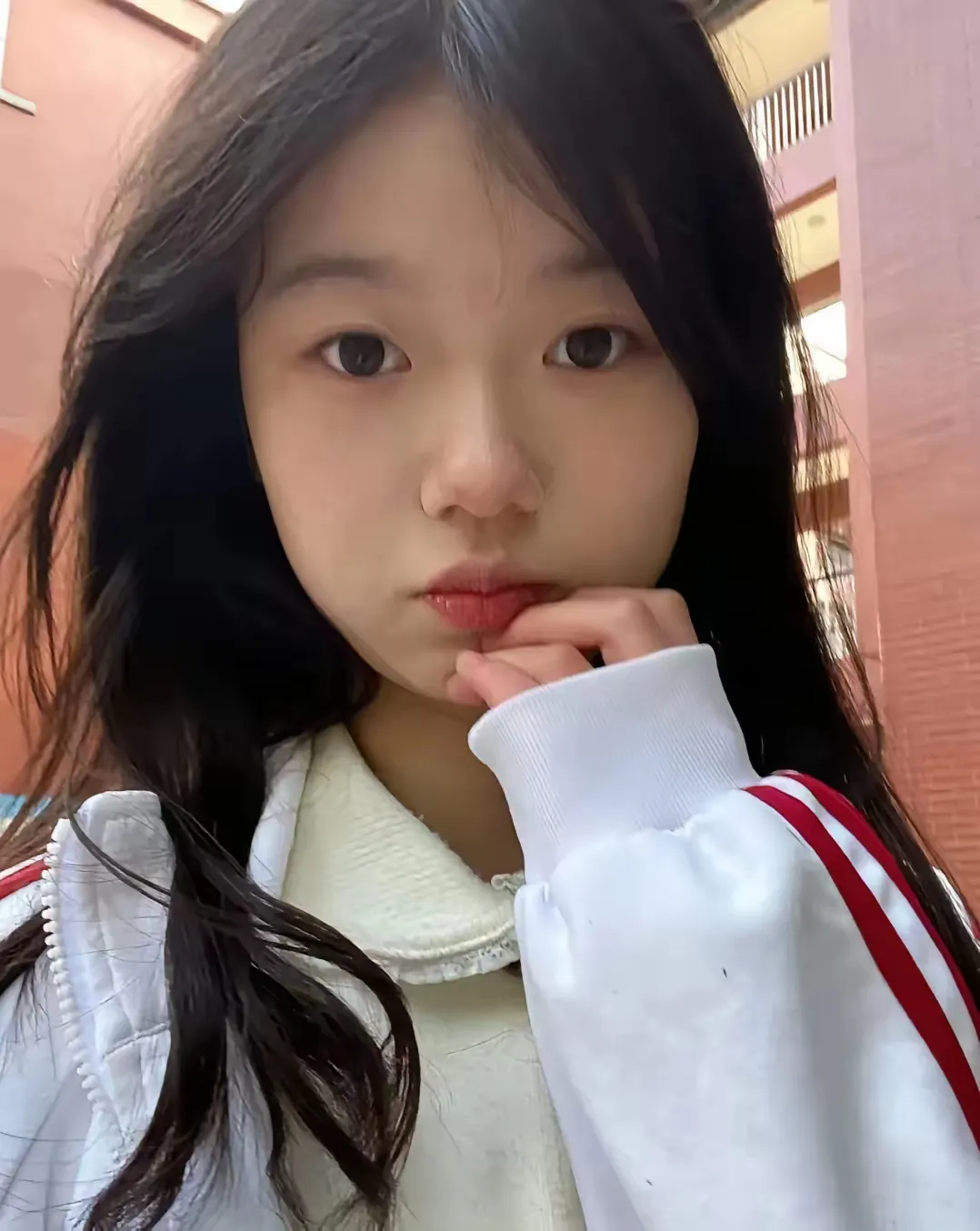 那年我17岁,暑假去二表哥家玩.一天晚上,房间不够,我便和二表哥同睡