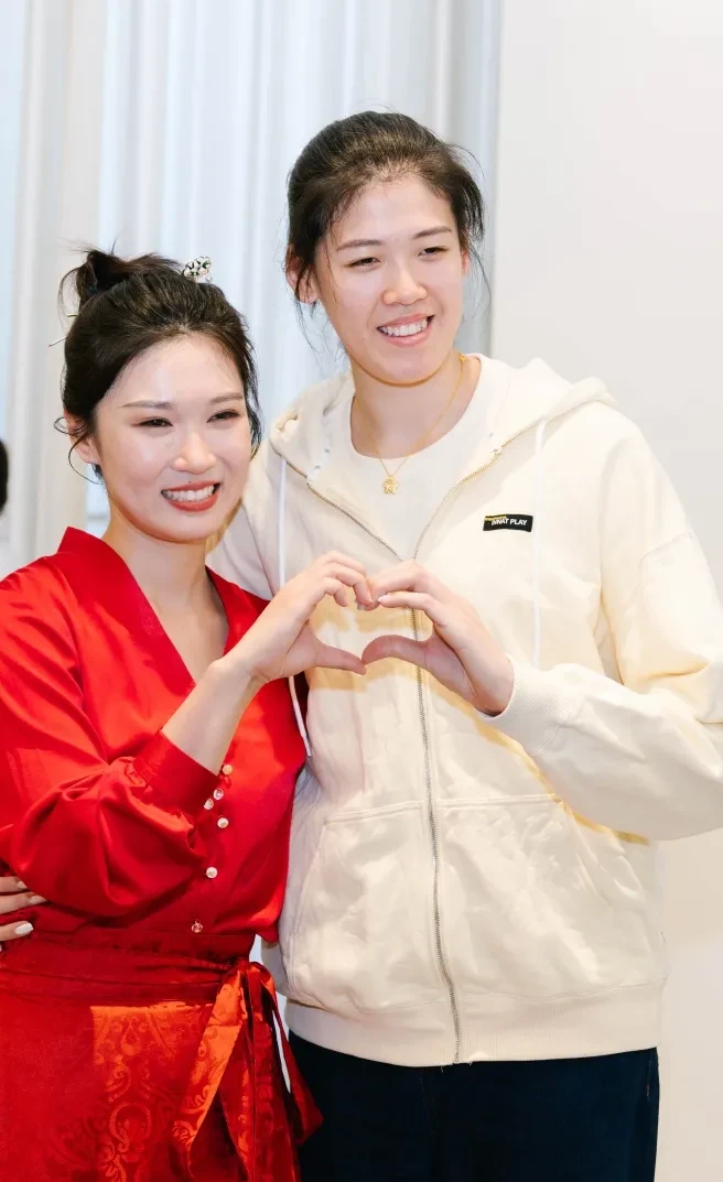 王梦洁婚礼上最尊贵的两位嘉宾 中国女排自由人王梦洁和北京女排助理