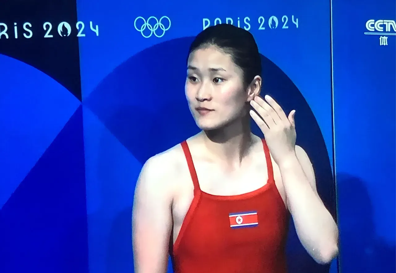 在巴黎奥运会跳水女子单人 10 米颁奖仪式结束后,有个令人瞩目的小