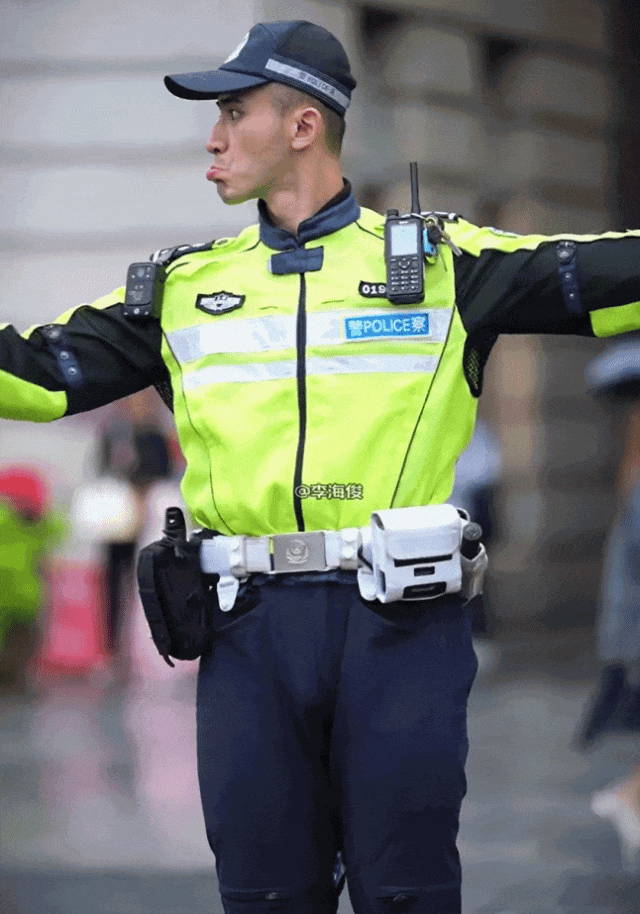 上海外滩新晋男神来袭!交警小哥哥颜值爆表,帅到犯规又圈粉