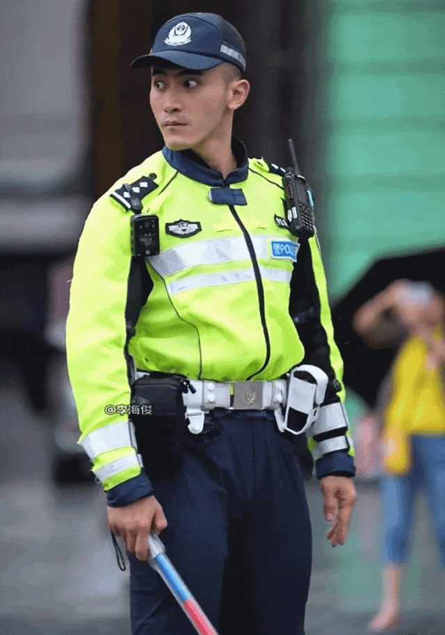 上海外滩新晋男神来袭!交警小哥哥颜值爆表,帅到犯规又圈粉