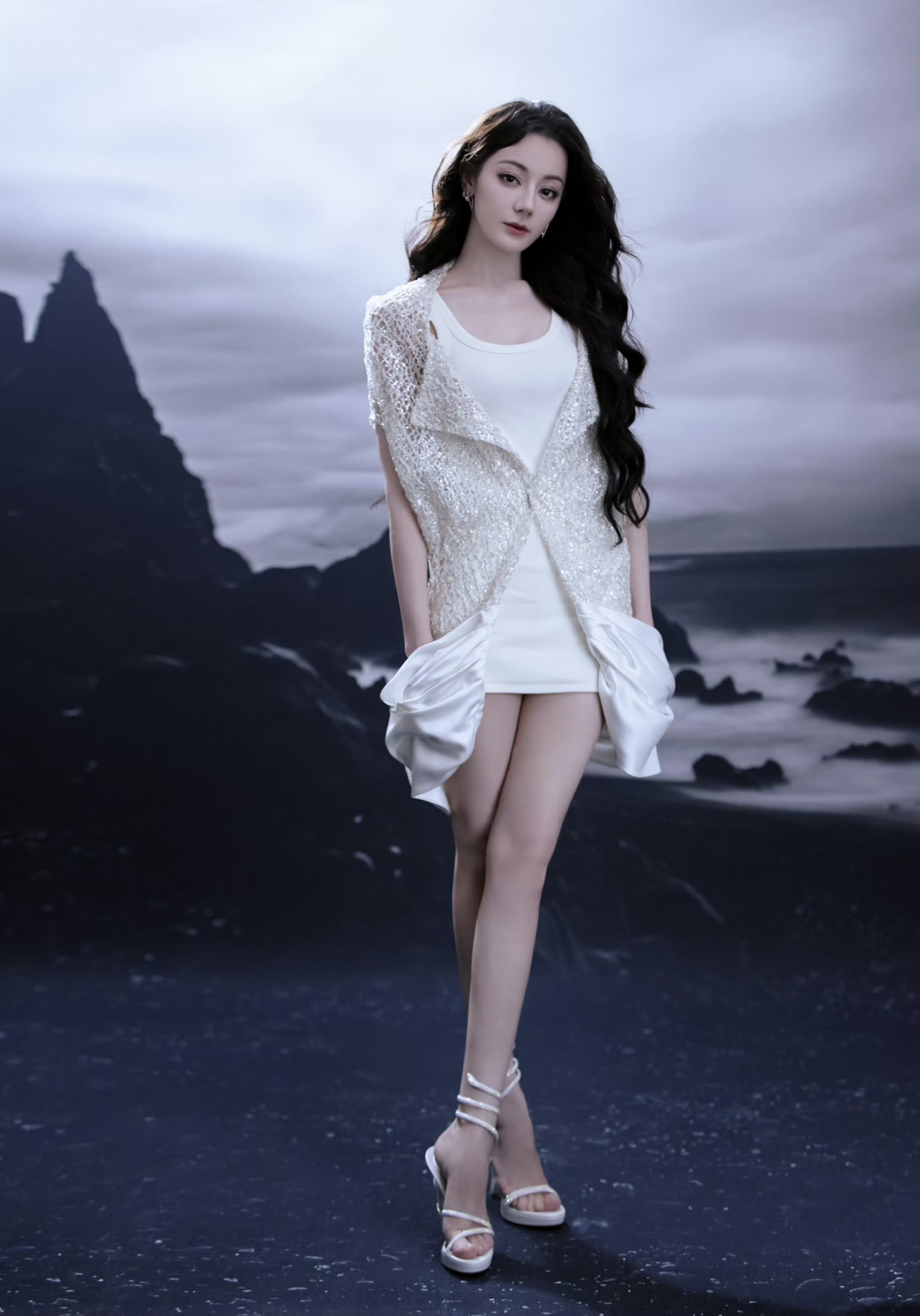 迪丽热巴白色连衣裙大片,一举一动皆是风情,卷发的热巴也很美!