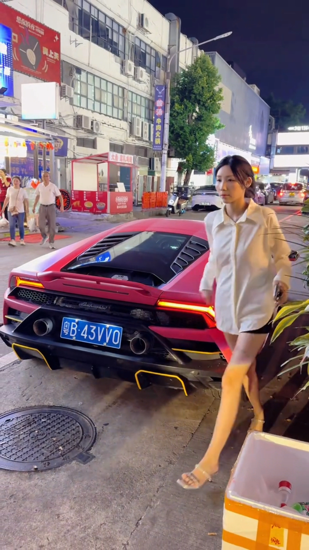 网红十亩地偶遇高富帅开着兰博基尼小牛带着大长腿美女来喝奶茶!