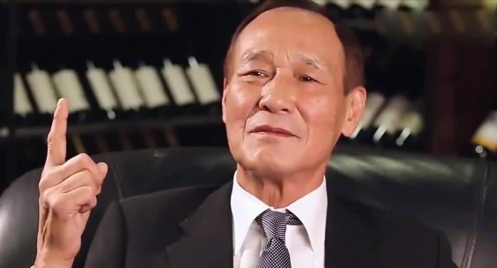 1984年,陈惠敏带着怀孕的妻子去参加宴会,碰见新义安的苏龙,苏龙一脚