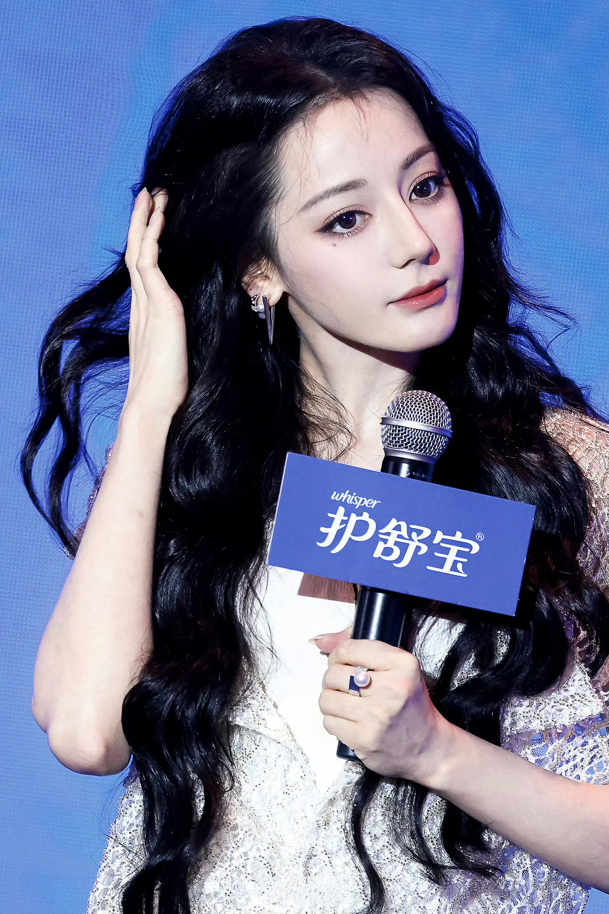 迪丽热巴真人洋娃娃,五官精致得不像真人,乌黑浓密的长卷发,似乎都透