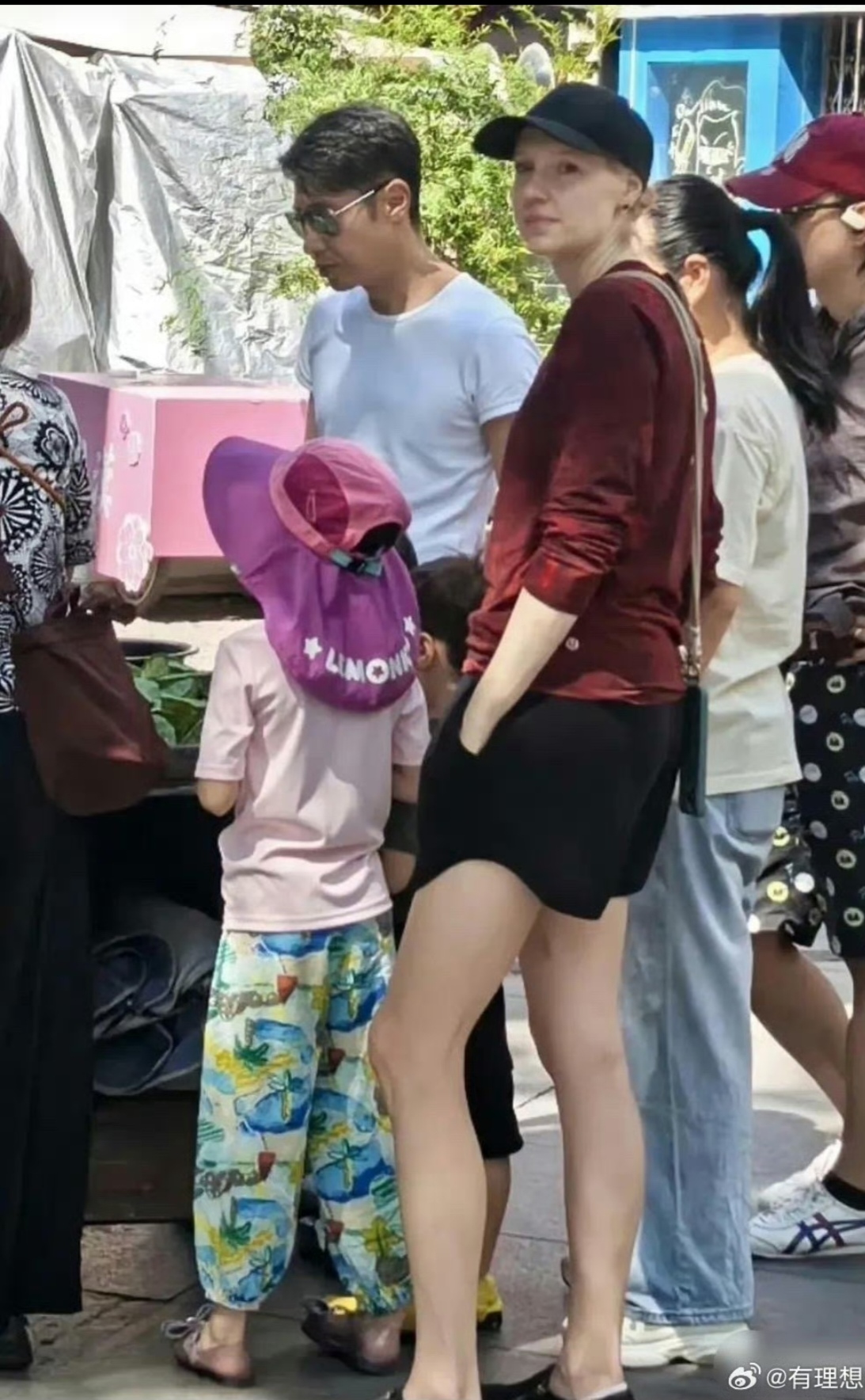 撒贝宁一家人在小区里买菜妻子李白真的十分抢镜不仅长的高还很白