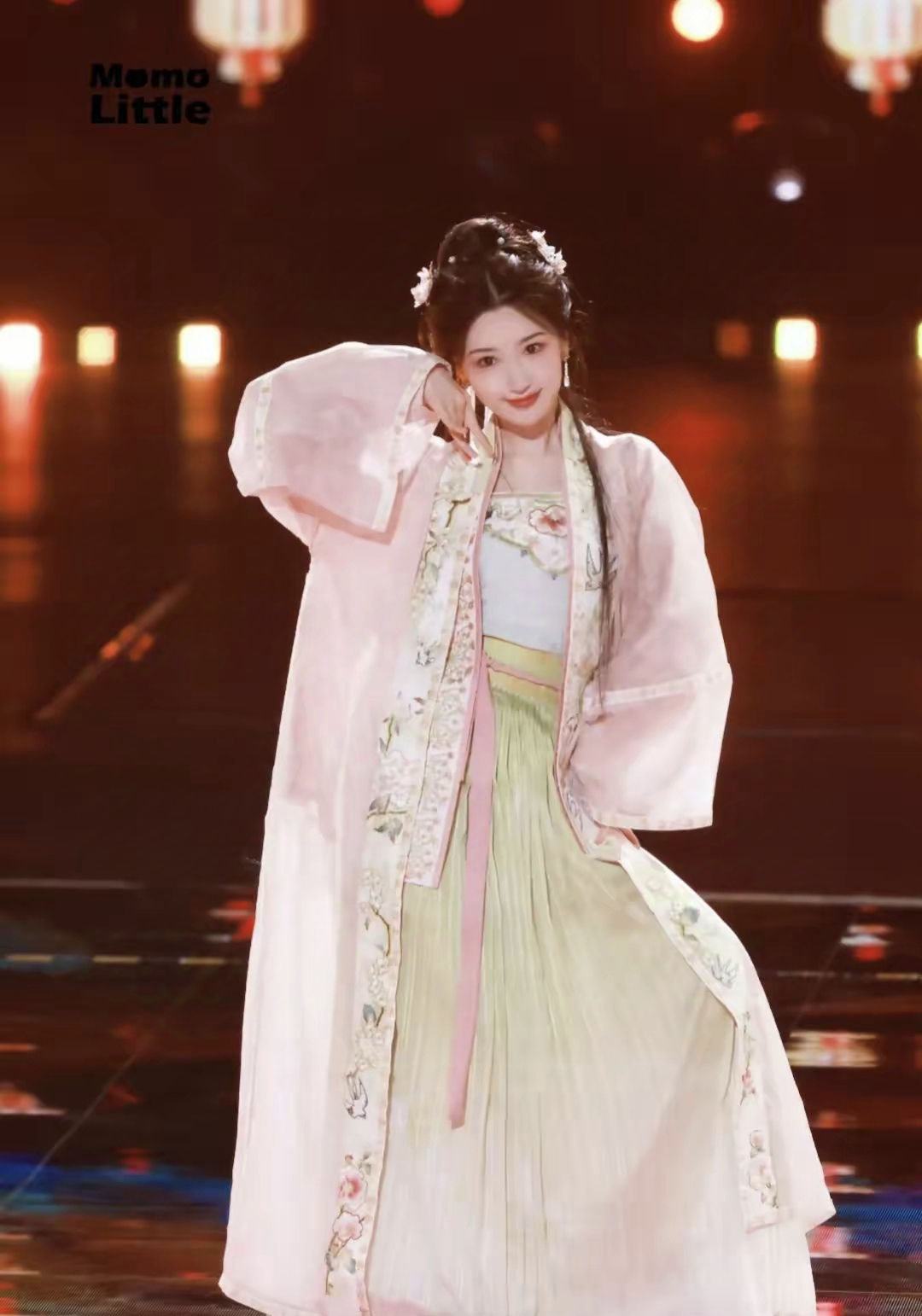 毛晓彤2024年抖音美好奇妙夜晚会:从古画里水灵灵的走出来