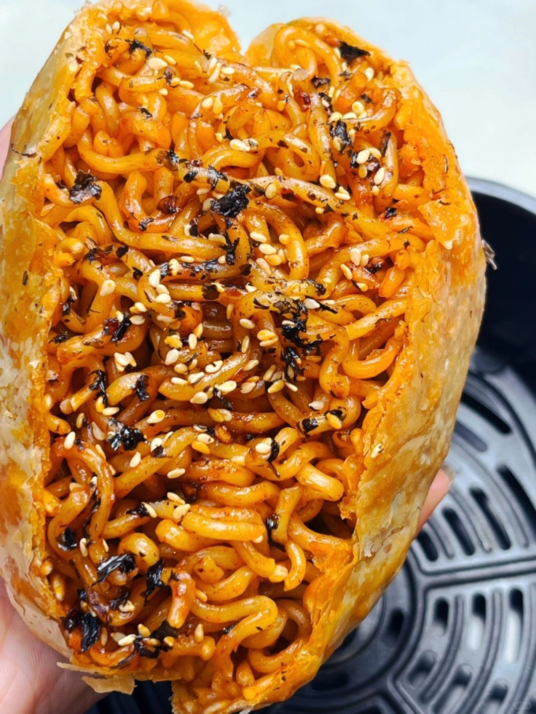 空气炸锅火鸡面真的是绝了,外皮酥脆掉渣,火鸡面麻辣过瘾,咬上一口就