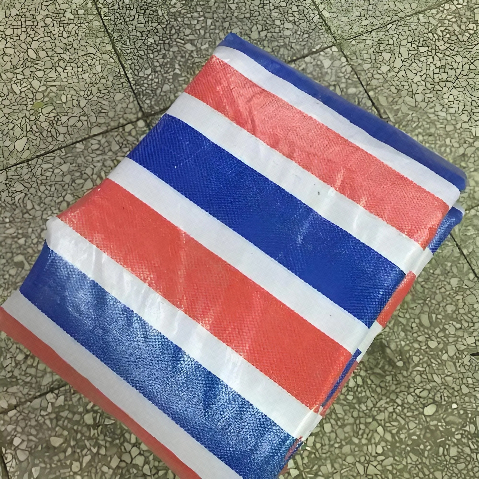 "莫名其妙的,我买雨布和豪车有什么关系,没豪车还不能买雨布了吗?