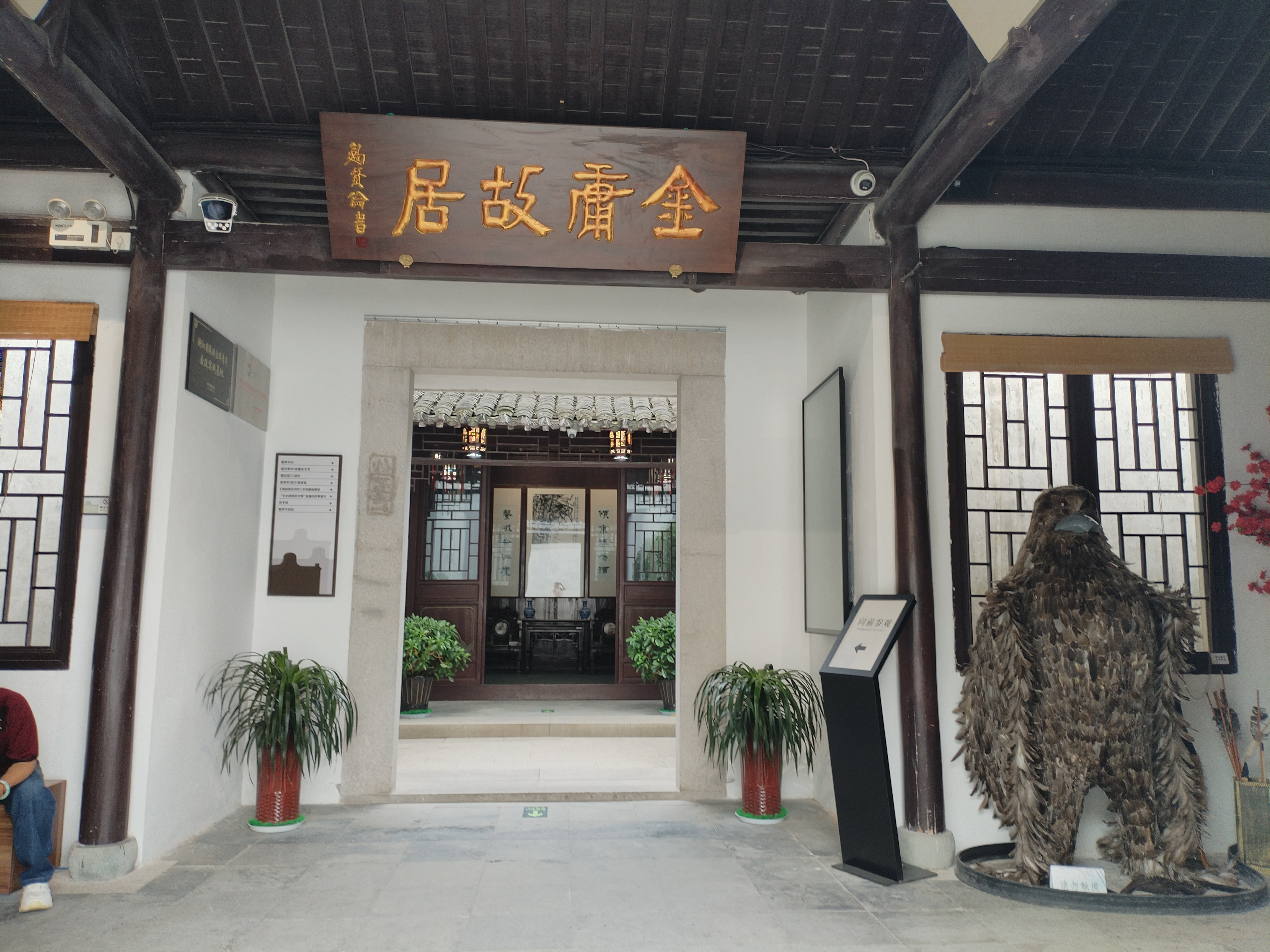 今天准备出去兜兜,早上9点40分出门,走到公交车站