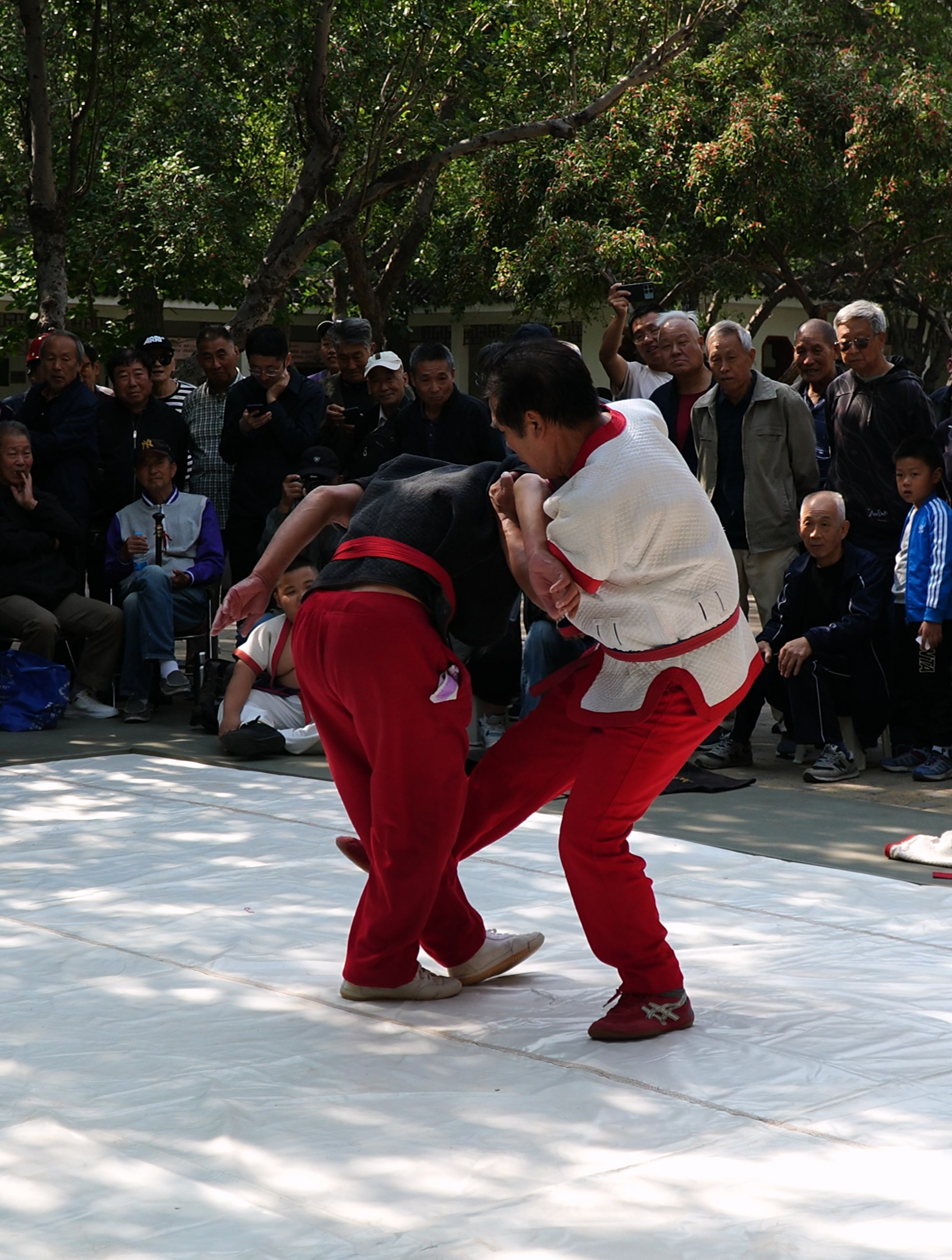 天津摔跤,大爷留意脚下