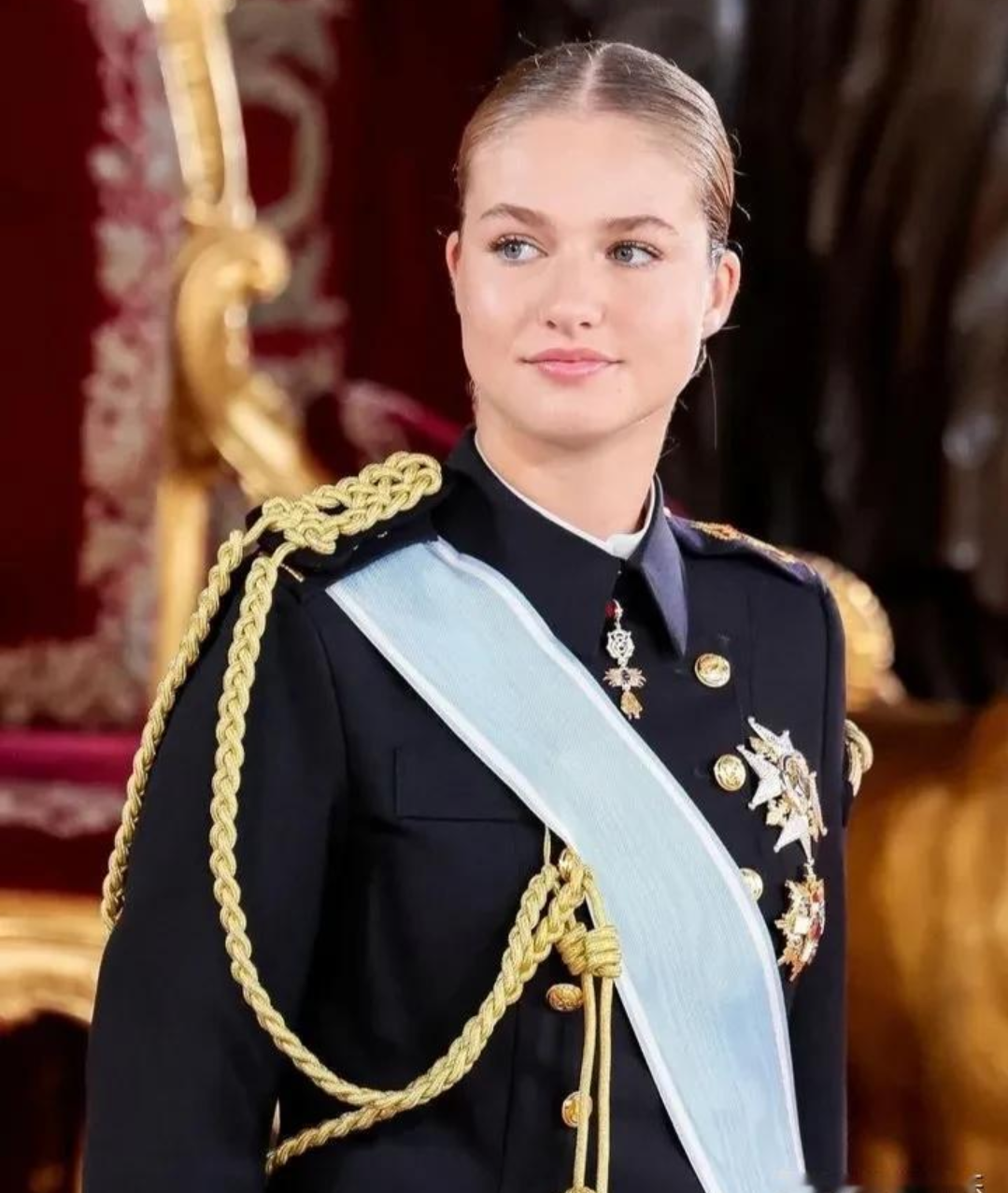 西班牙国庆皇家招待宴,国王费利佩六世和莱蒂齐亚王后不着声色地以