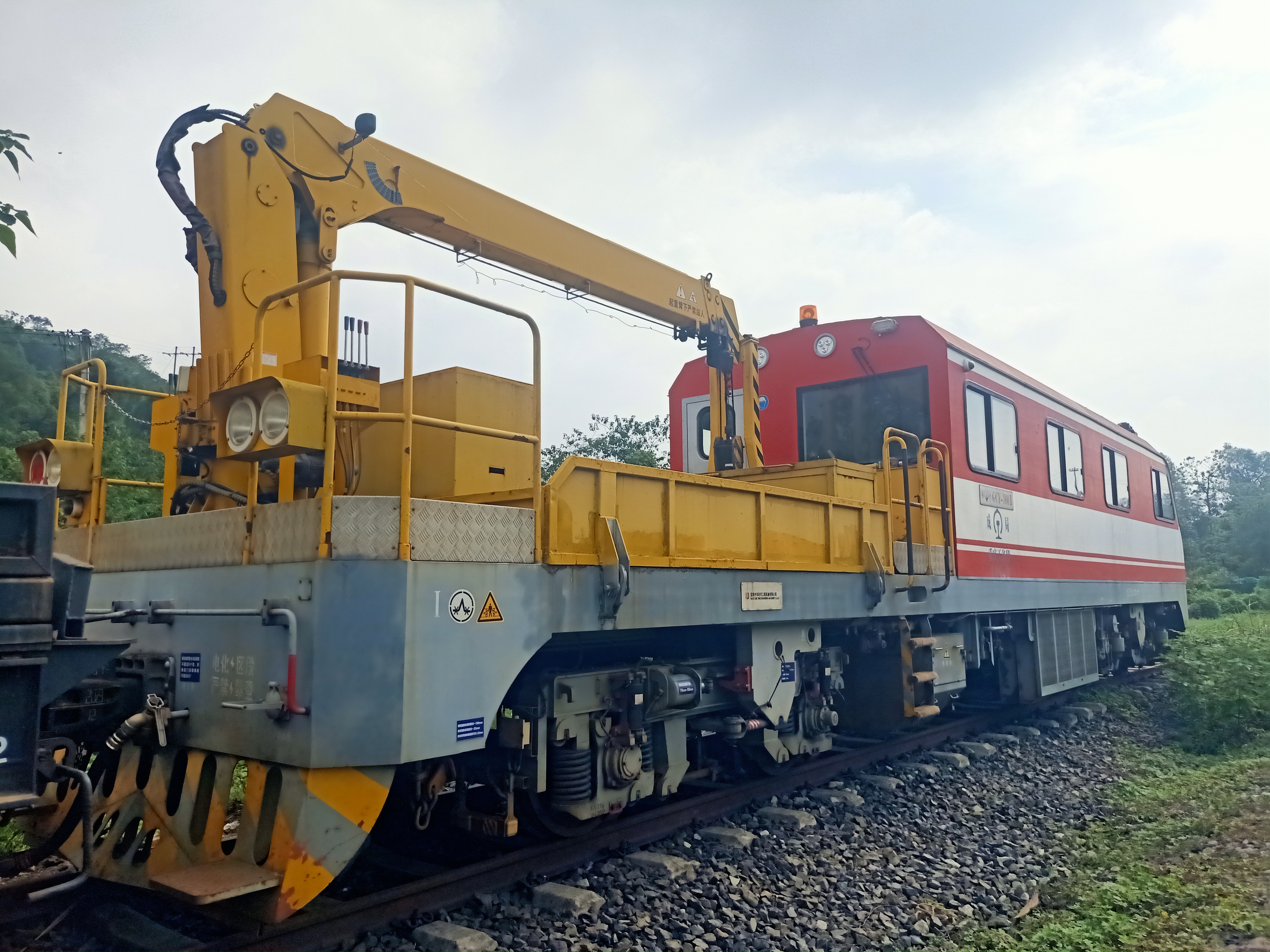 真帅,这是成局的金鹰轨道车,也不知道,在这里停了多久