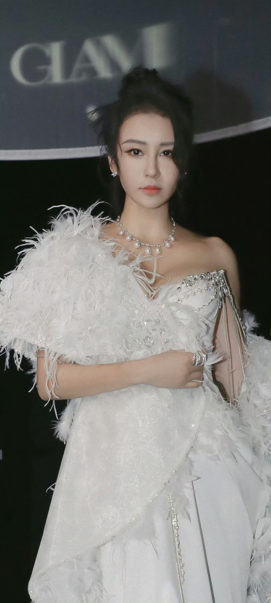 母其弥雅上海时装周惊艳亮相,素颜上阵鞠栽