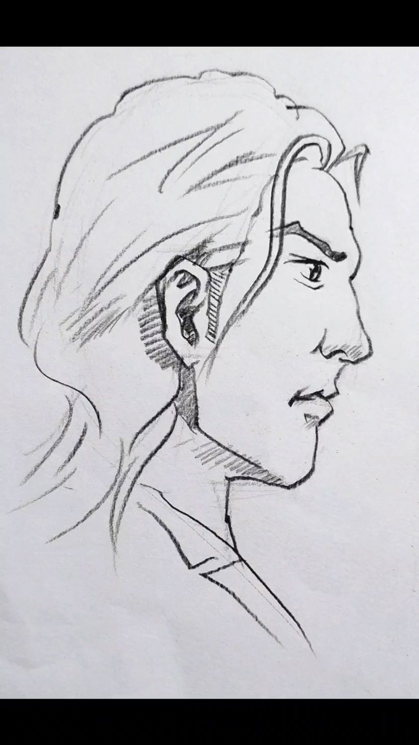 眉毛竖立,眼角上扬,眼神犀利的帅哥