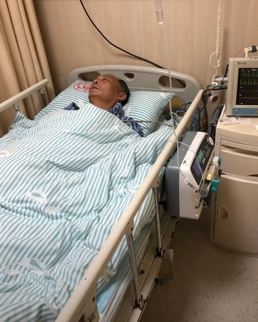 昨天,他在情人家中突发心脏病,被送进医院
