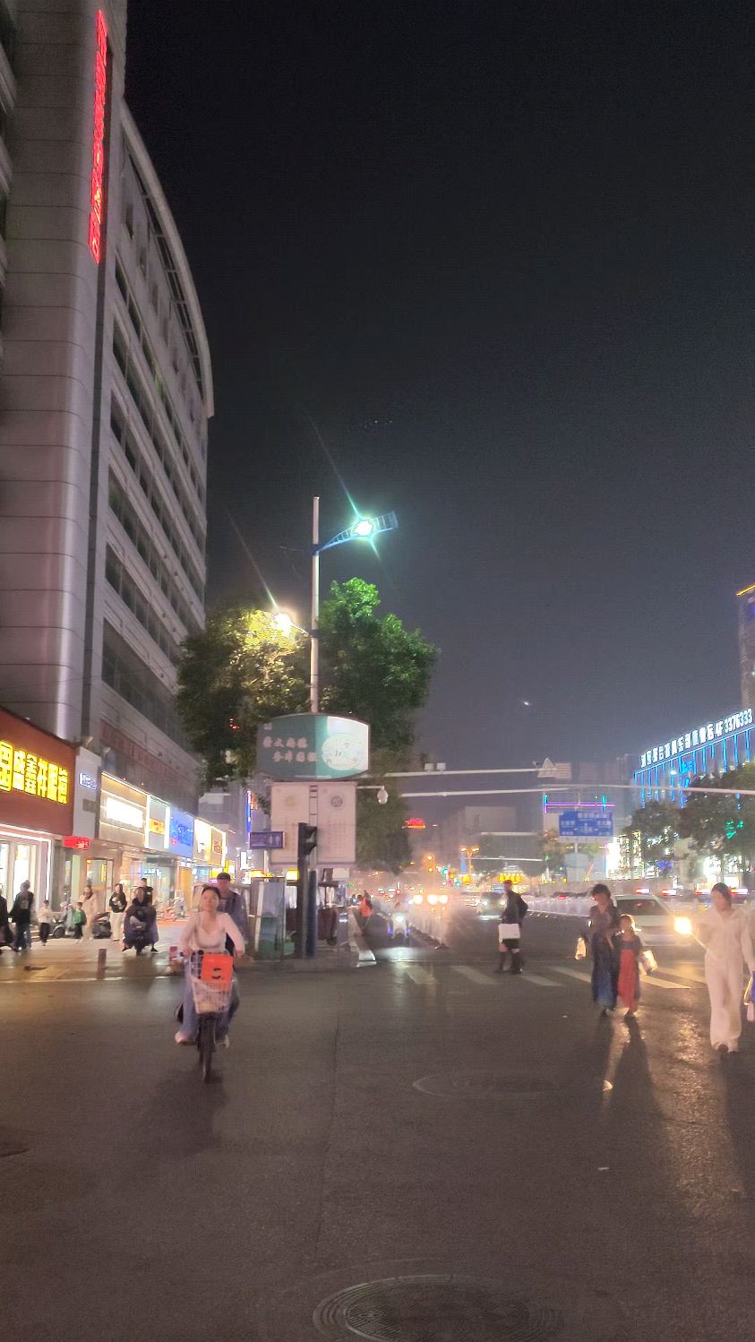 漯河马路街交通路交叉口夜景