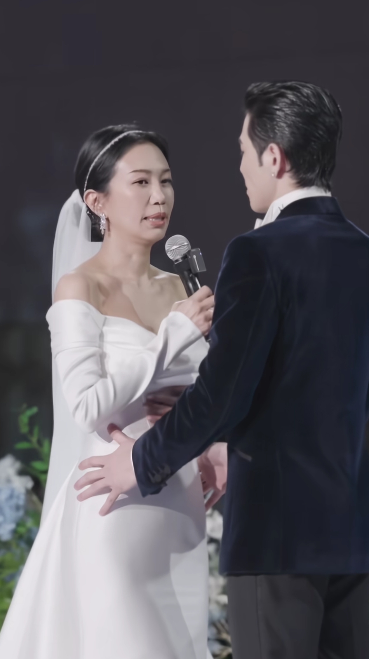 男人眼里有泪光,看来他真的爱眼前这个比他大好多的