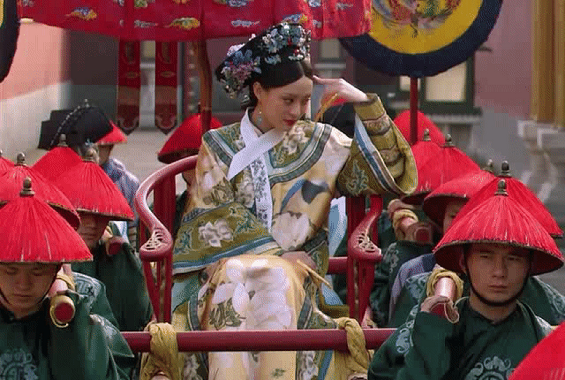 孙俪拍《甄嬛传》的时候,原本真是头发痒了想挠,所以她即兴加了一段