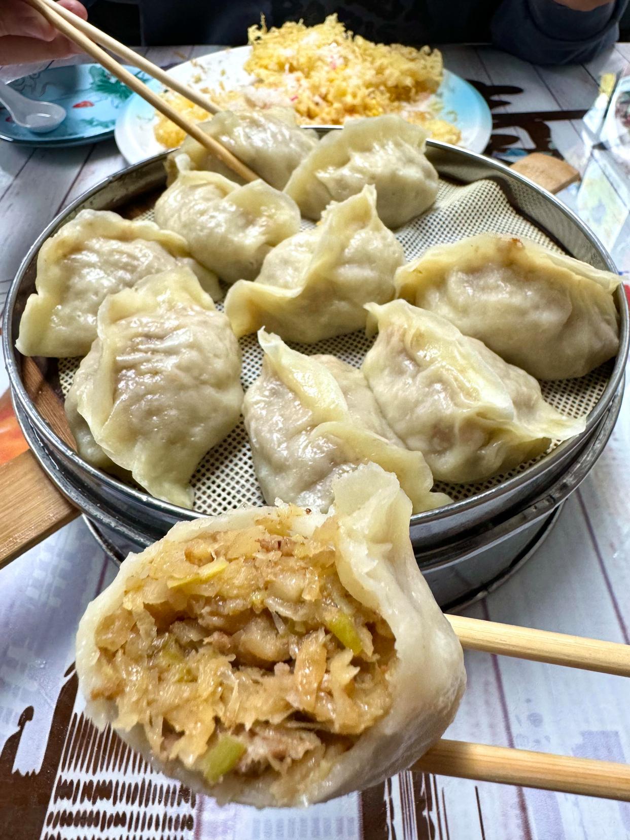 酸菜:酸菜中含有丰富的维生素 c,膳食纤维等营养成分,具有促进消化