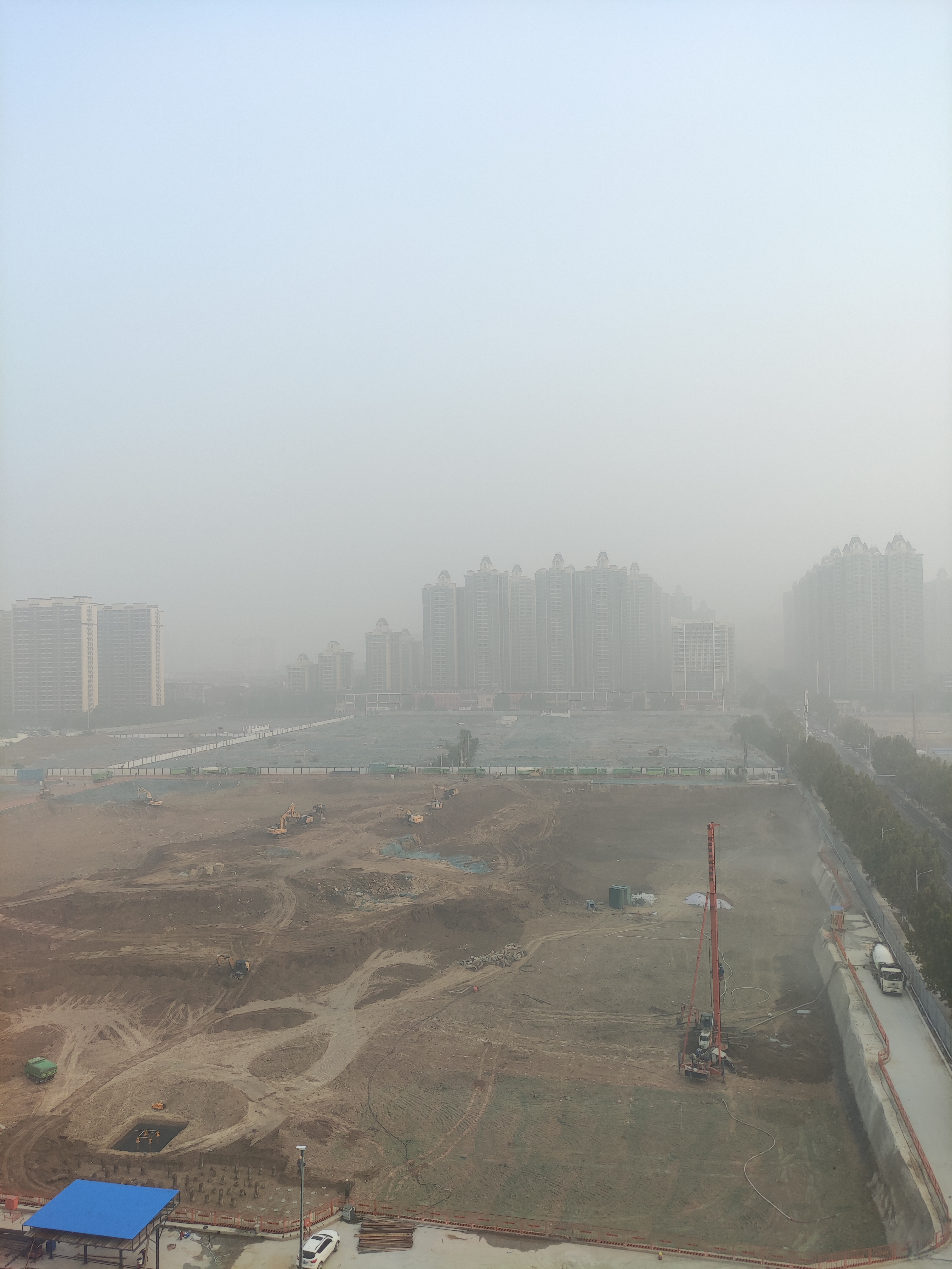 在石家庄的四季中,我最喜欢它的秋天,因为秋天会天高云阔,只要天气好