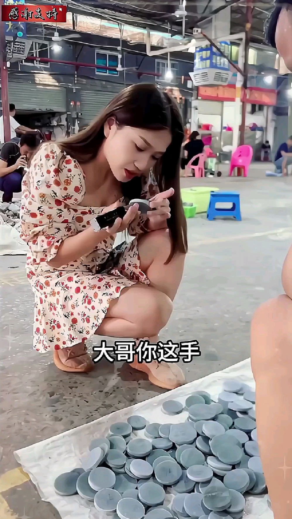 弯腰美女买菜图片