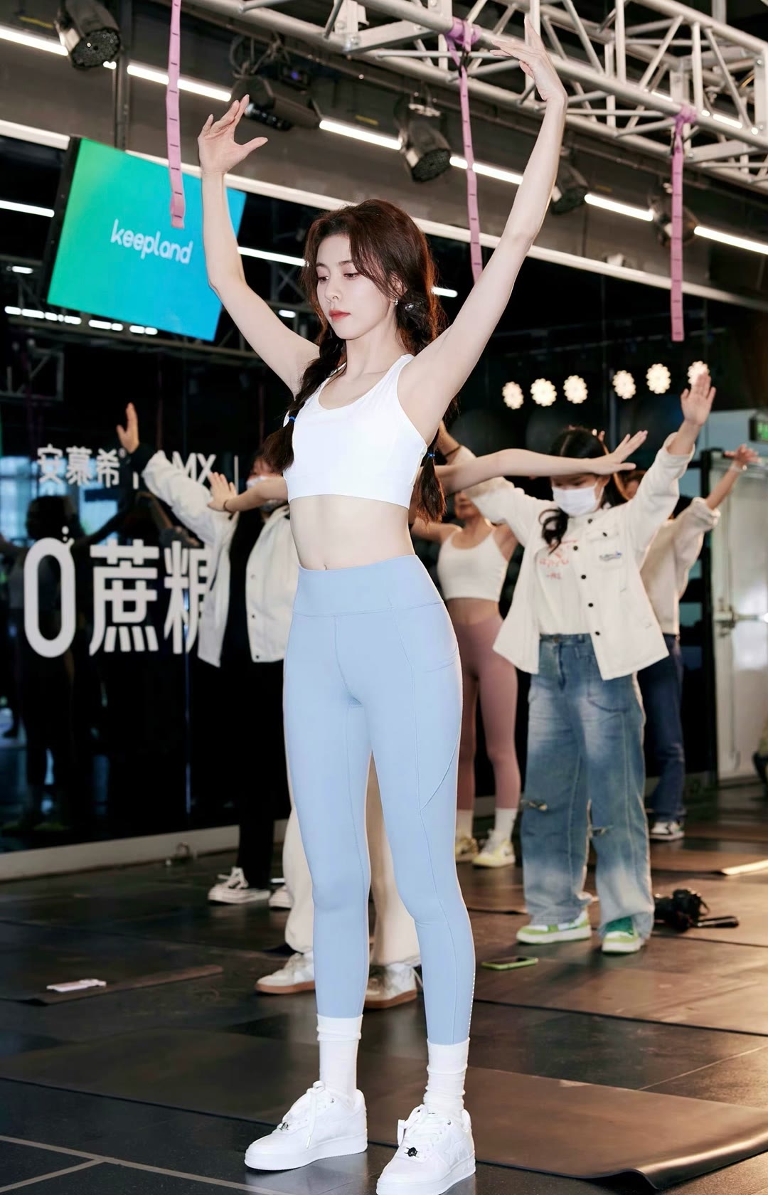 宋妍霏身材火辣肤白貌美大长腿,真好看!