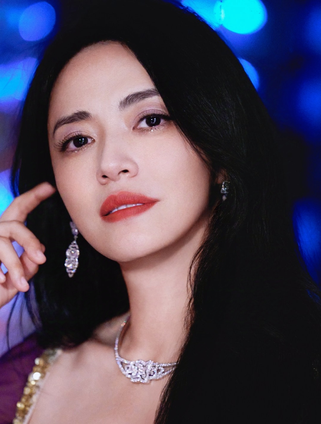 身材丰腴,前凸后翘的姚晨,一袭黑色露肩连衣裙,尽显窈窕曼妙身姿,高贵