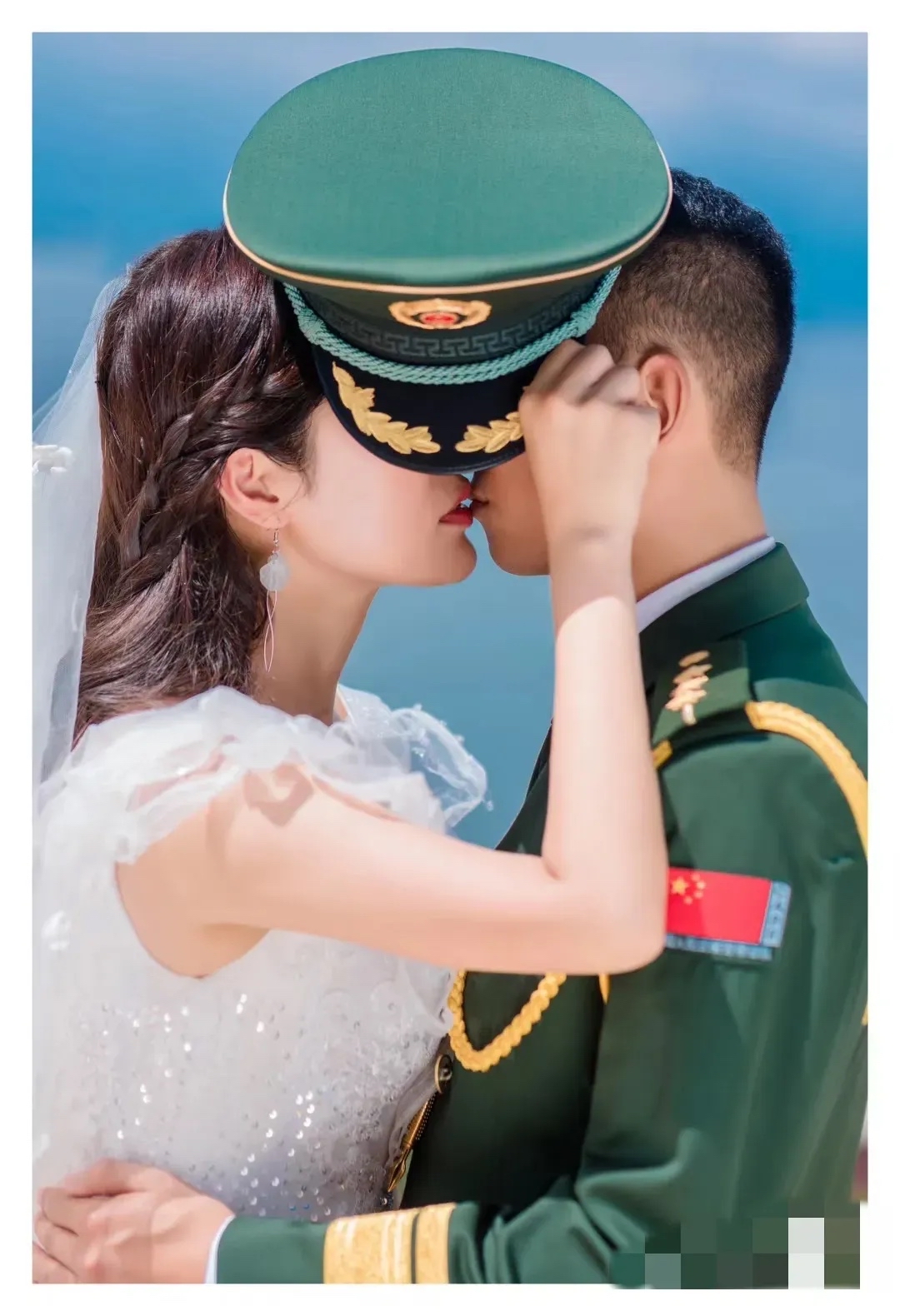 之后,女子嫁给了一名现役军人