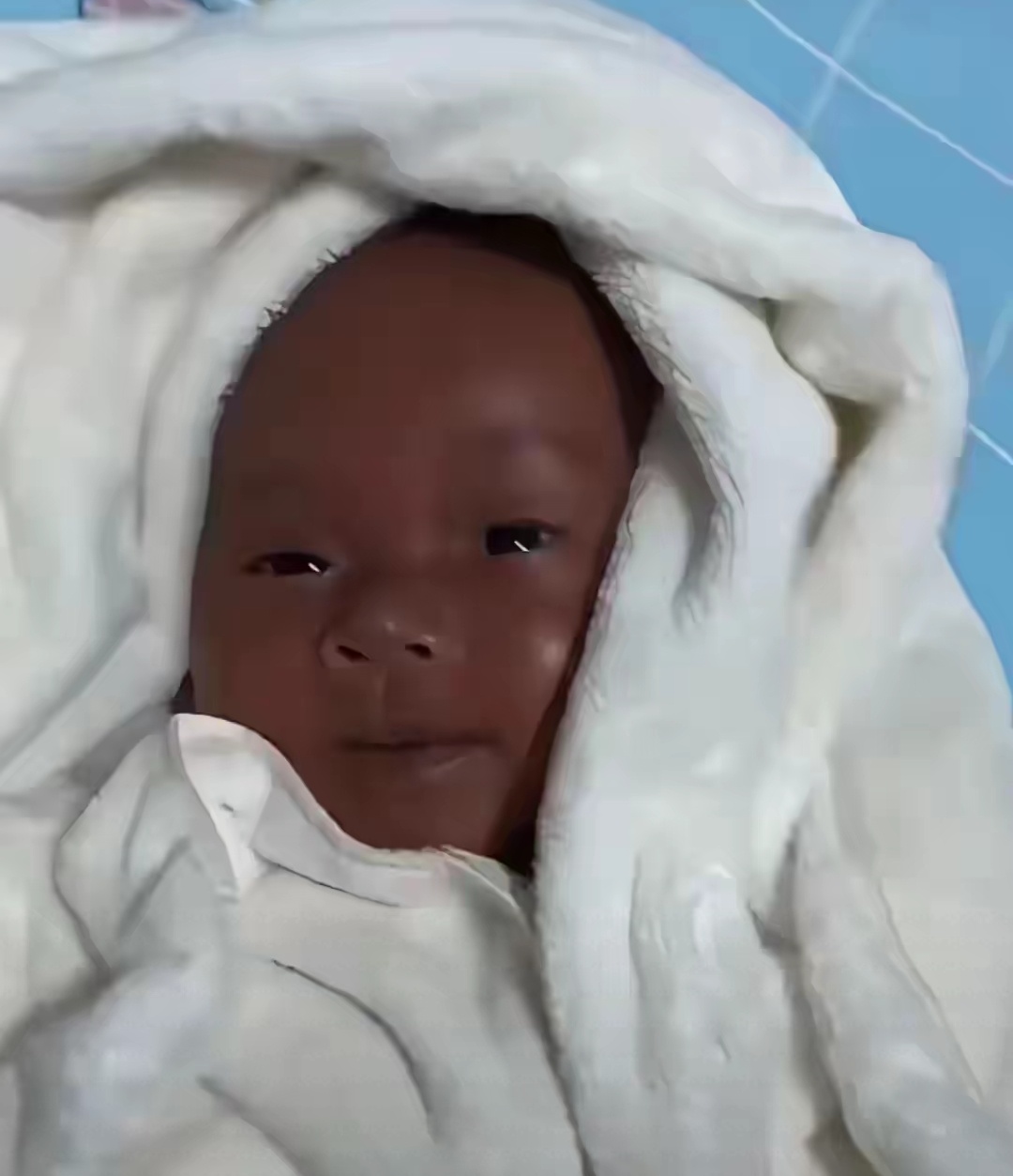 医生说有可能是基因突变或隐形基因,但华夏五千年来,这样的黑娃似乎