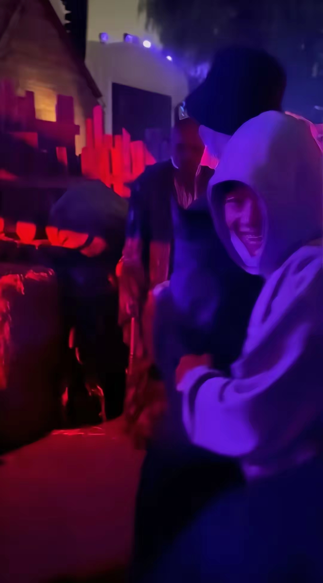 去鬼屋玩耍,两个人形影不离,挎着手臂,拦着腰 这些都是小情侣做的互动