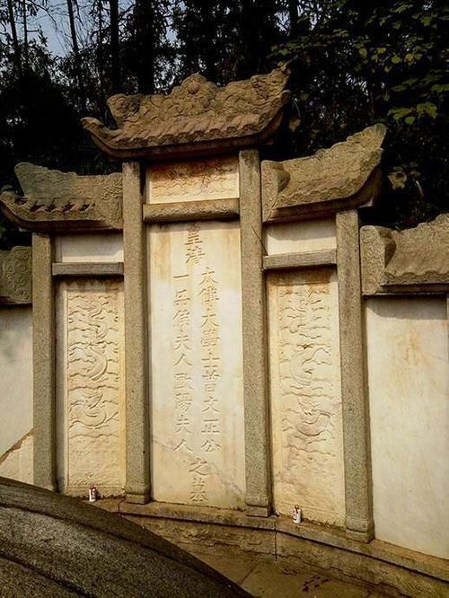 李鸿章死后把坟墓建在了包拯墓旁,引发众怒,他的坟墓被挖开,里边的