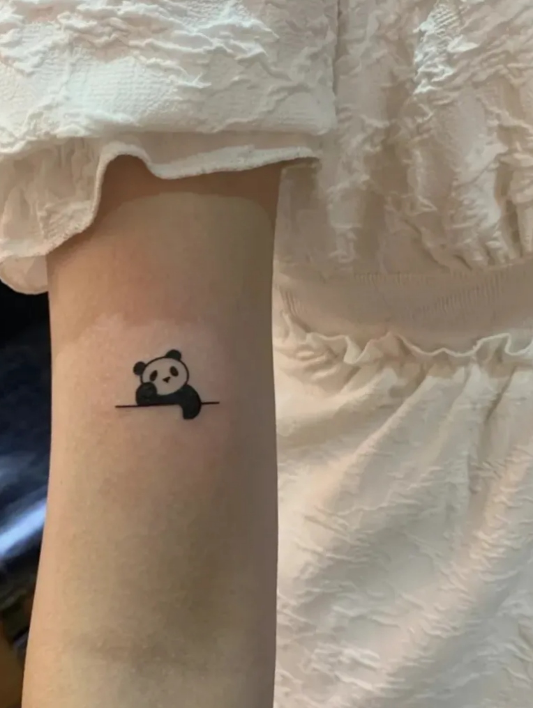 见他父母那天我穿着白色短袖裙子,他妈妈发现我手臂上的小纹身,说小