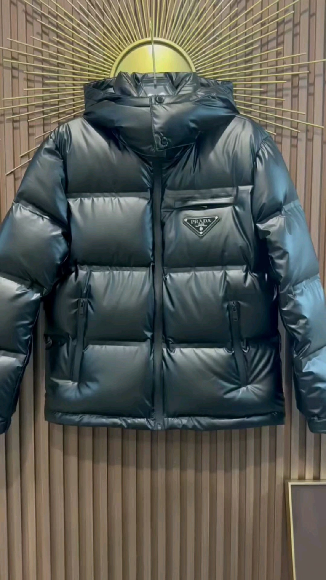 展示下普拉达新品羽绒服外套,时尚大方,奢华百搭
