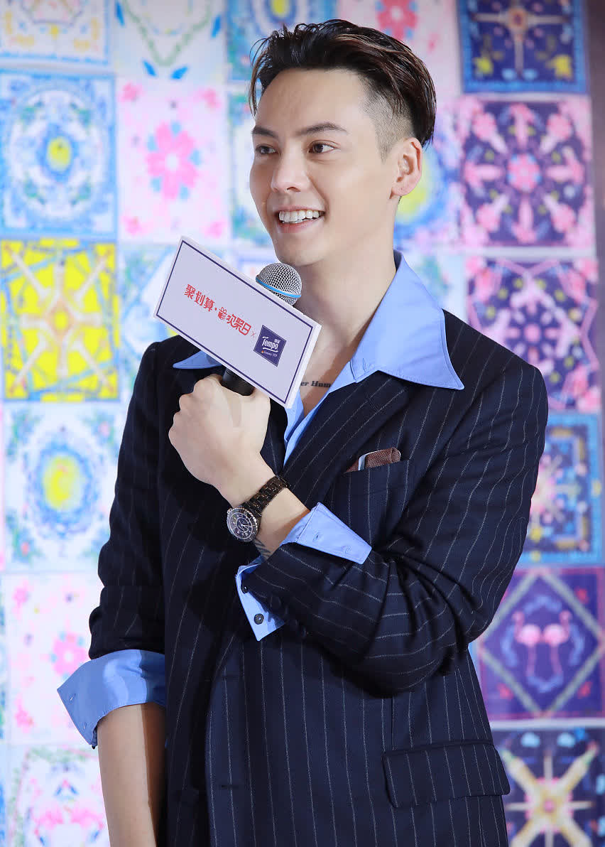 听闻香港演员陈伟霆有个规矩,在谈代言费和片酬时,喜欢在整数后面加个