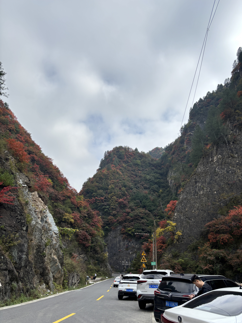 沿途蓝田的地方也有,不过没有峡口这里好看,这里红叶比较多