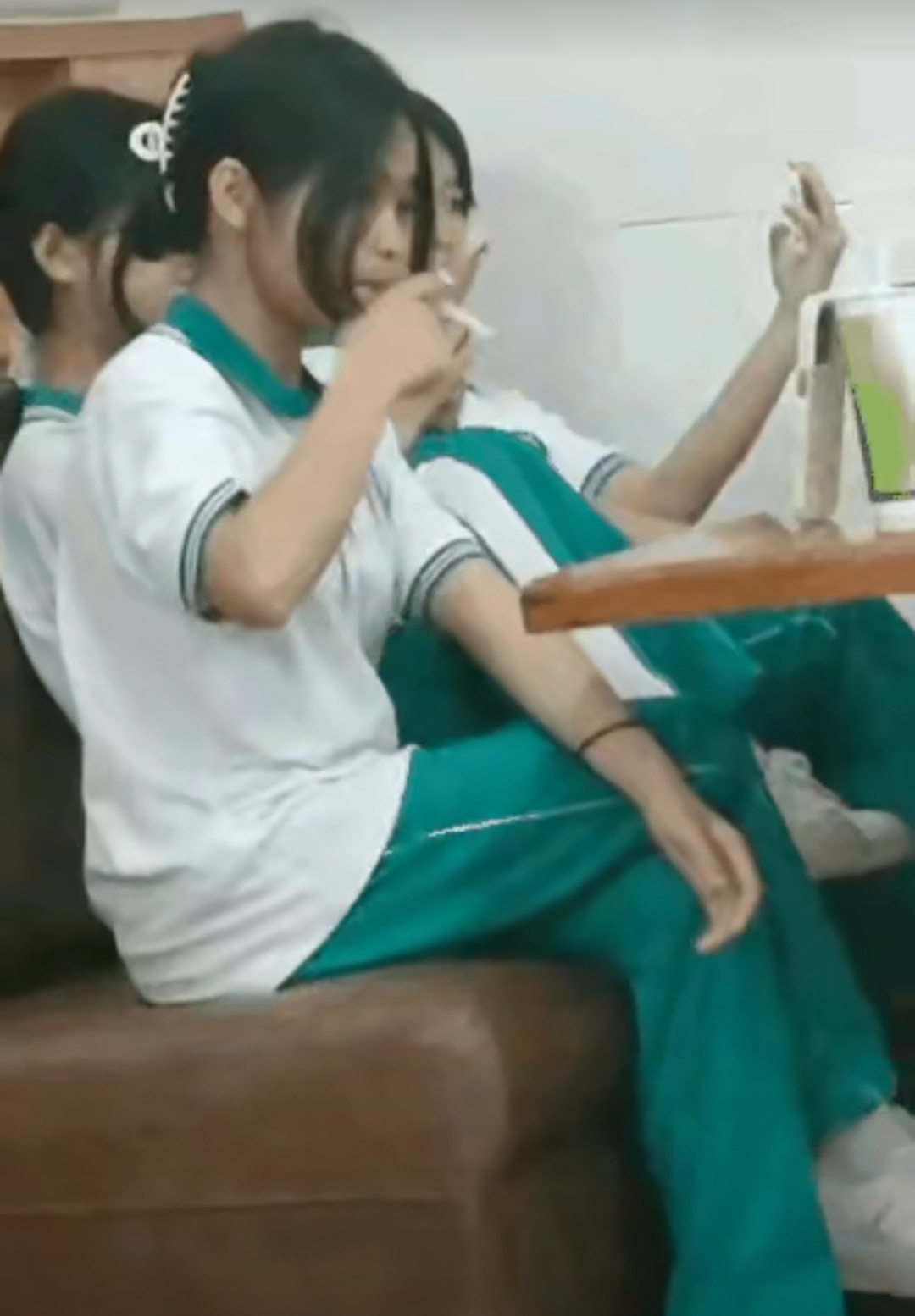 女学生抽烟,成何体统!