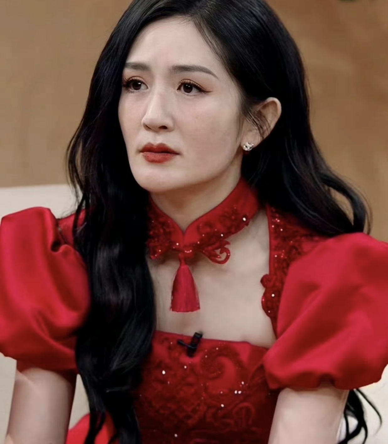 原来谢娜的眼睛和嘴巴都是向下的,怪不得偶尔会有一种看起来很难过的