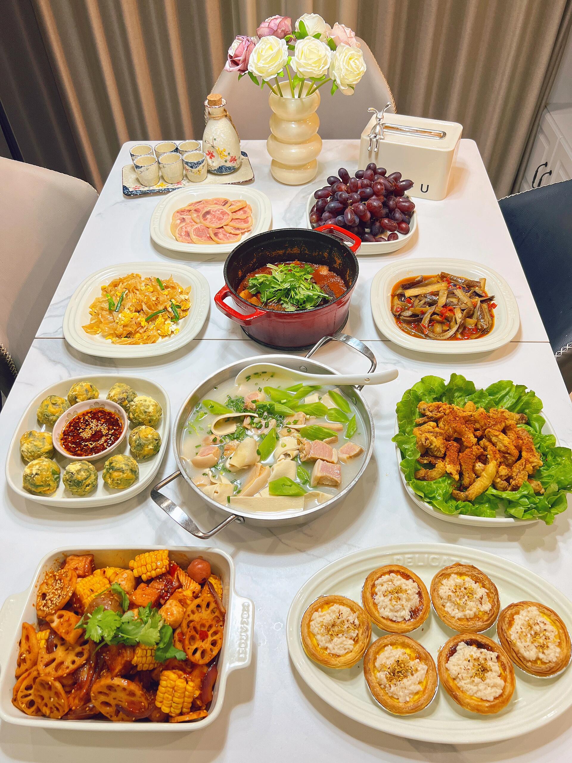今日家宴 火腿千张炖莴笋 辣炖牛仔骨 玉米菜团子 小酥肉 桂花酒酿