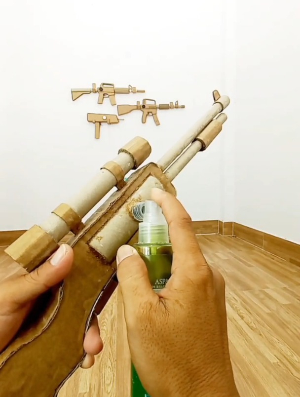 diy手工,来个狙击枪样式的纸壳酒精玩具枪