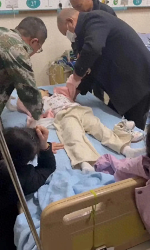 网传7岁女童输液时猝死,家属:已经断气了,护士说是睡着了