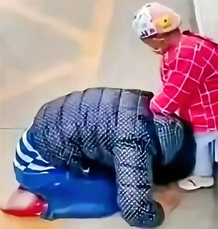 一位母亲的身影,在夕阳下拉长,她的眼眶泛红,泪水