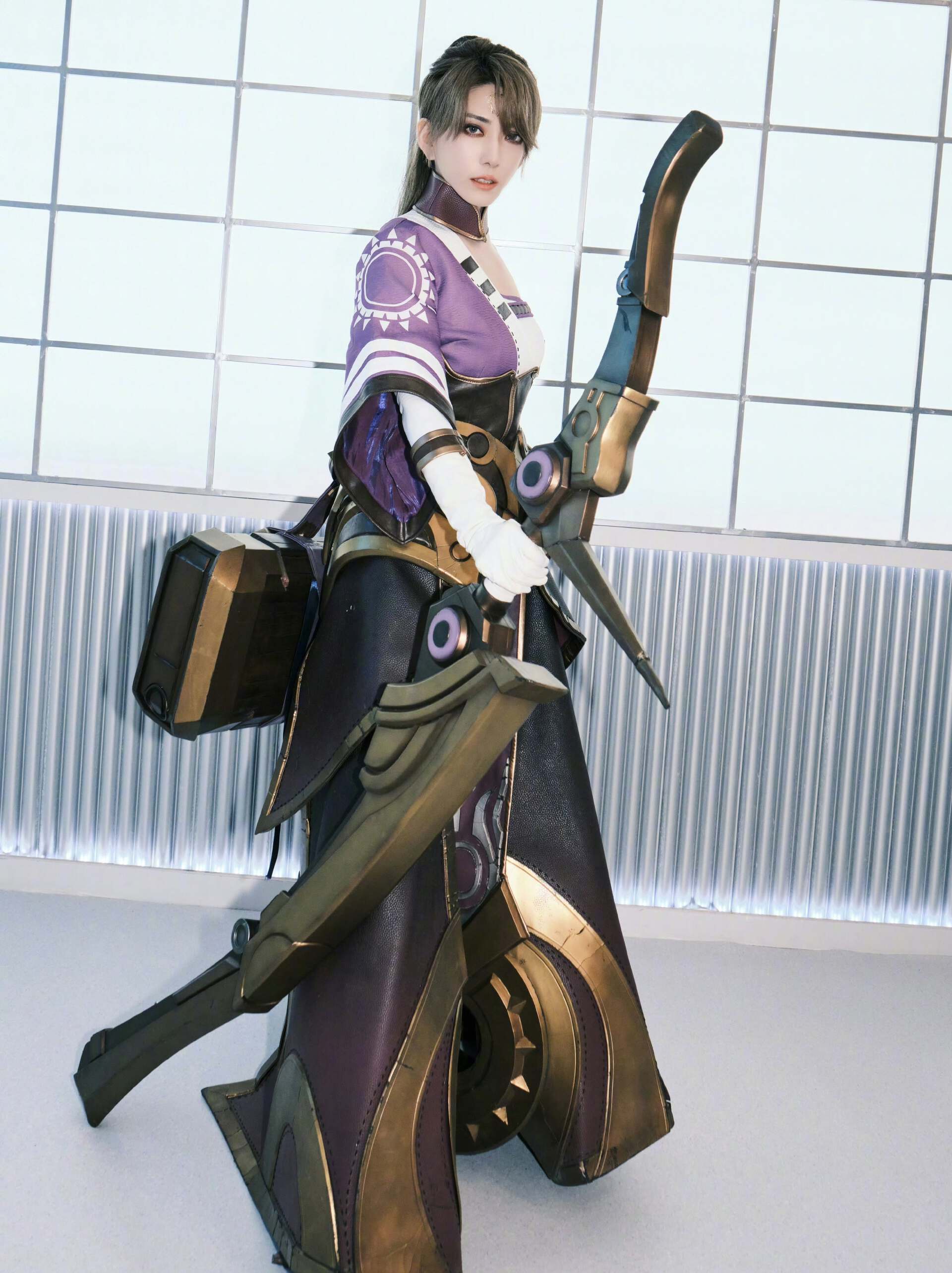 刘忻cos伽罗,身穿紫色旗袍,手拿弓箭,还原度一般,观众不买账