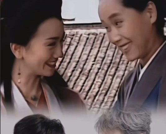 看到浑身湿漉漉的叶童蹲在地上,惊慌失措的情绪瞬间涌上心头,赵雅芝