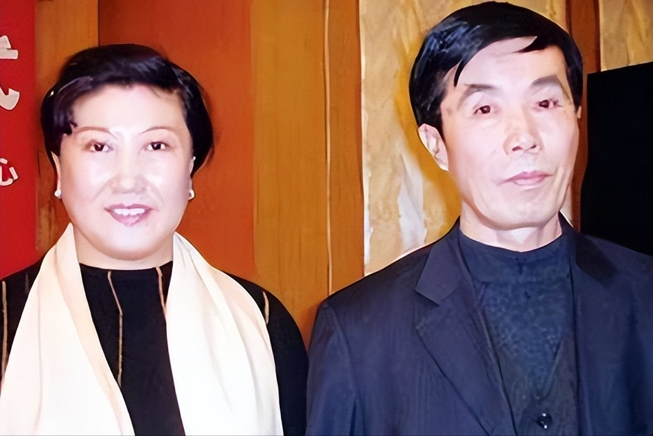 她是著名小品演员,在2002年的春晚上凭借《卖拐》家