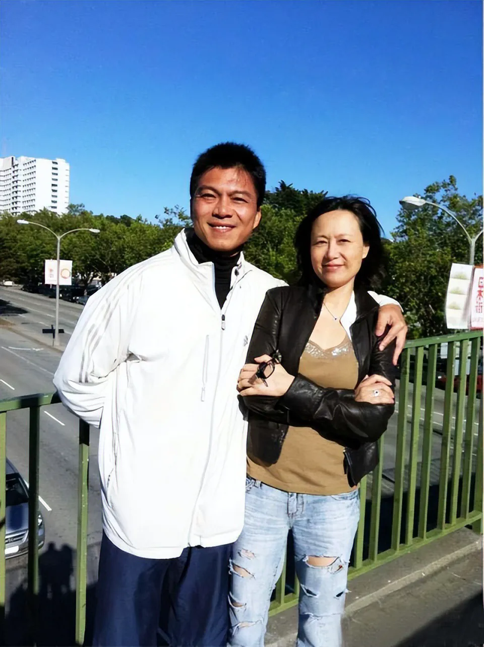 妻子吴玉芳,地道的上海人,长相文静甜美,性格外柔内刚,在娱乐圈里算