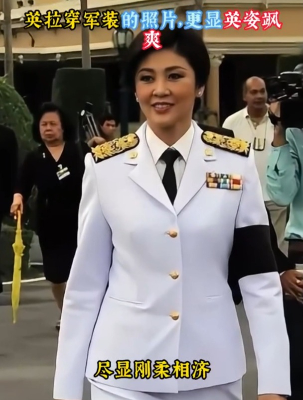 英拉穿军装的照片,更显英姿飒爽